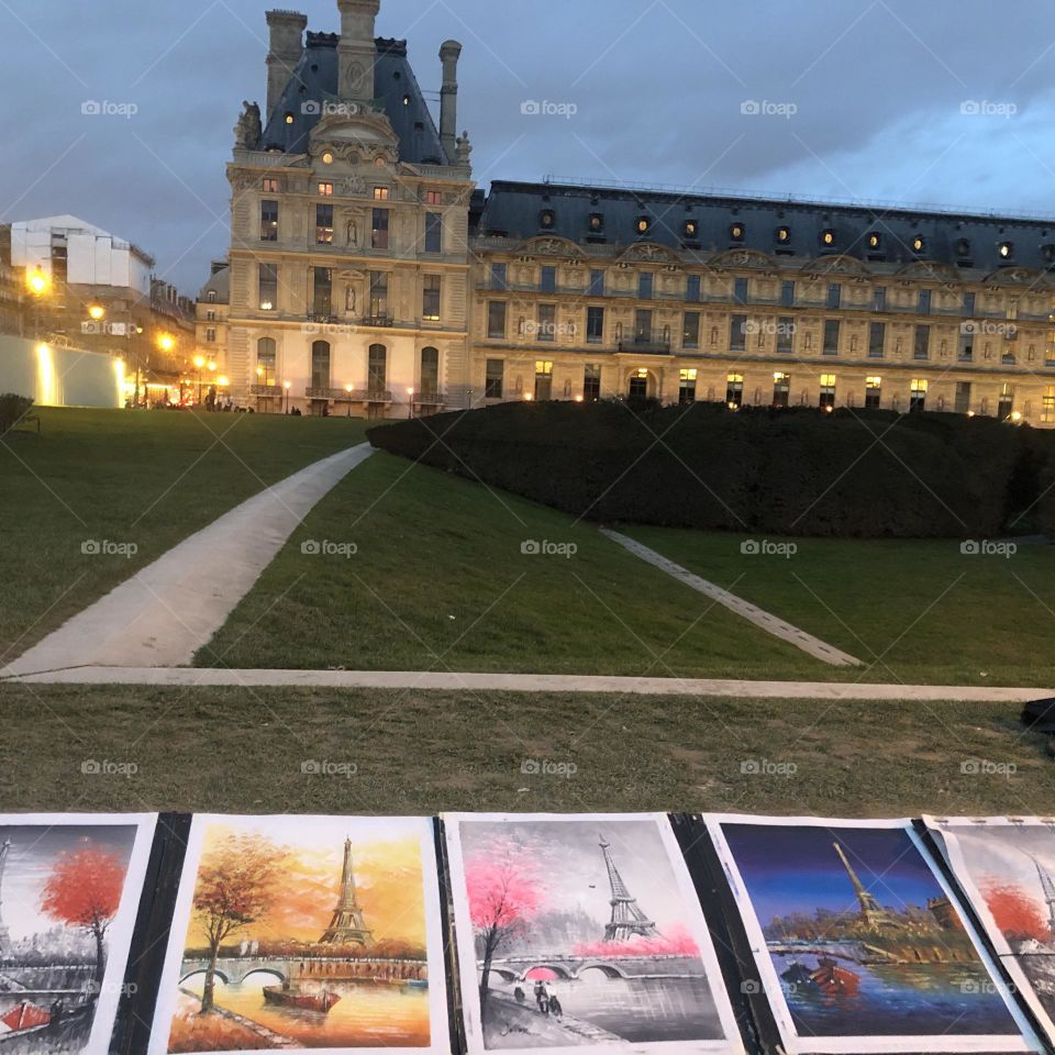 Le Louvre, Paris et ses toiles de rues 