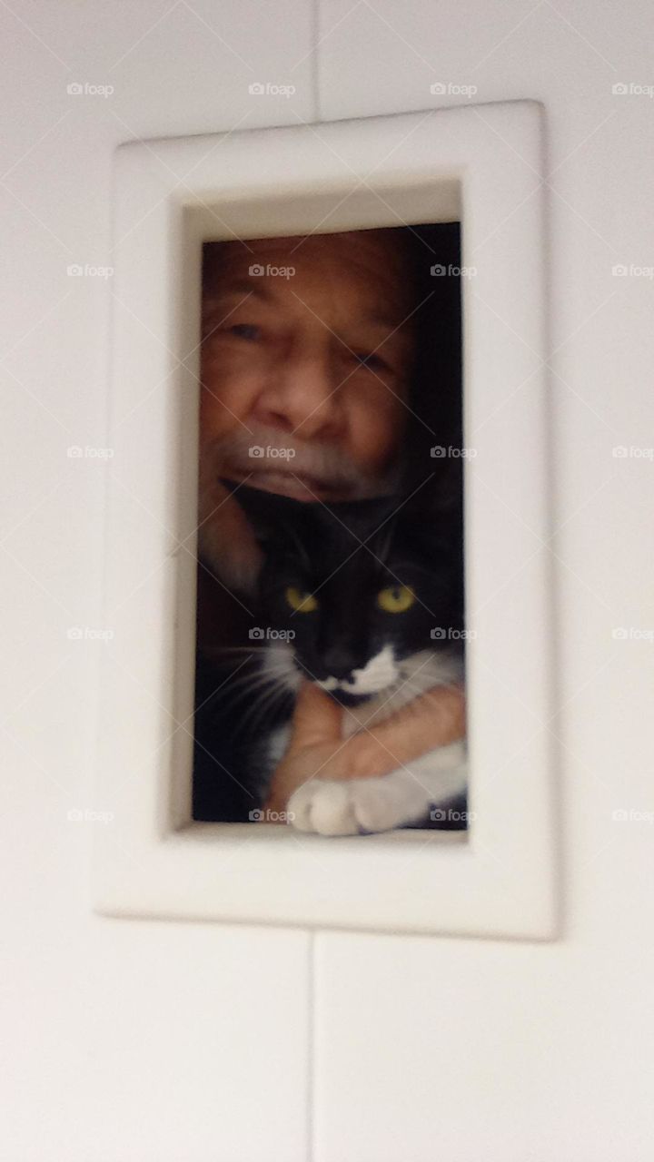 Man and his cat at the door - Hombre y su gato en la puerta