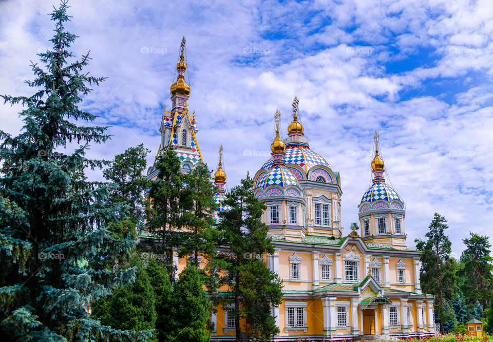 церковь православная с золотыми куполами