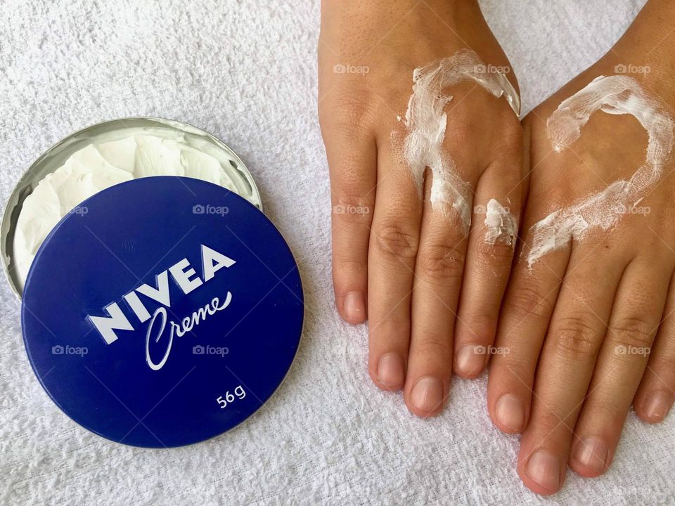 Nívea Cream in my hands