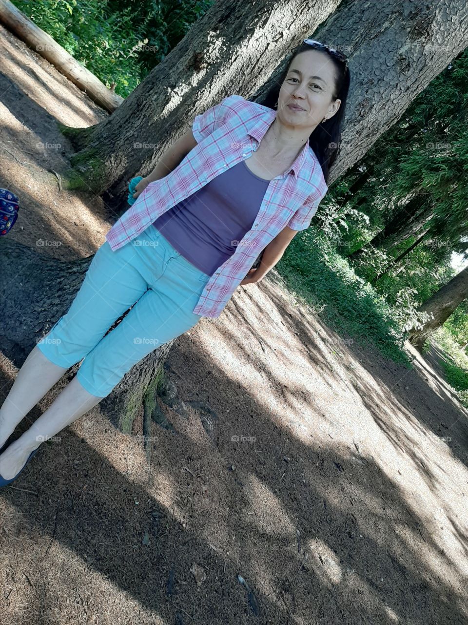 Возле  дерева  постоишь   и  сил   наберёшся!