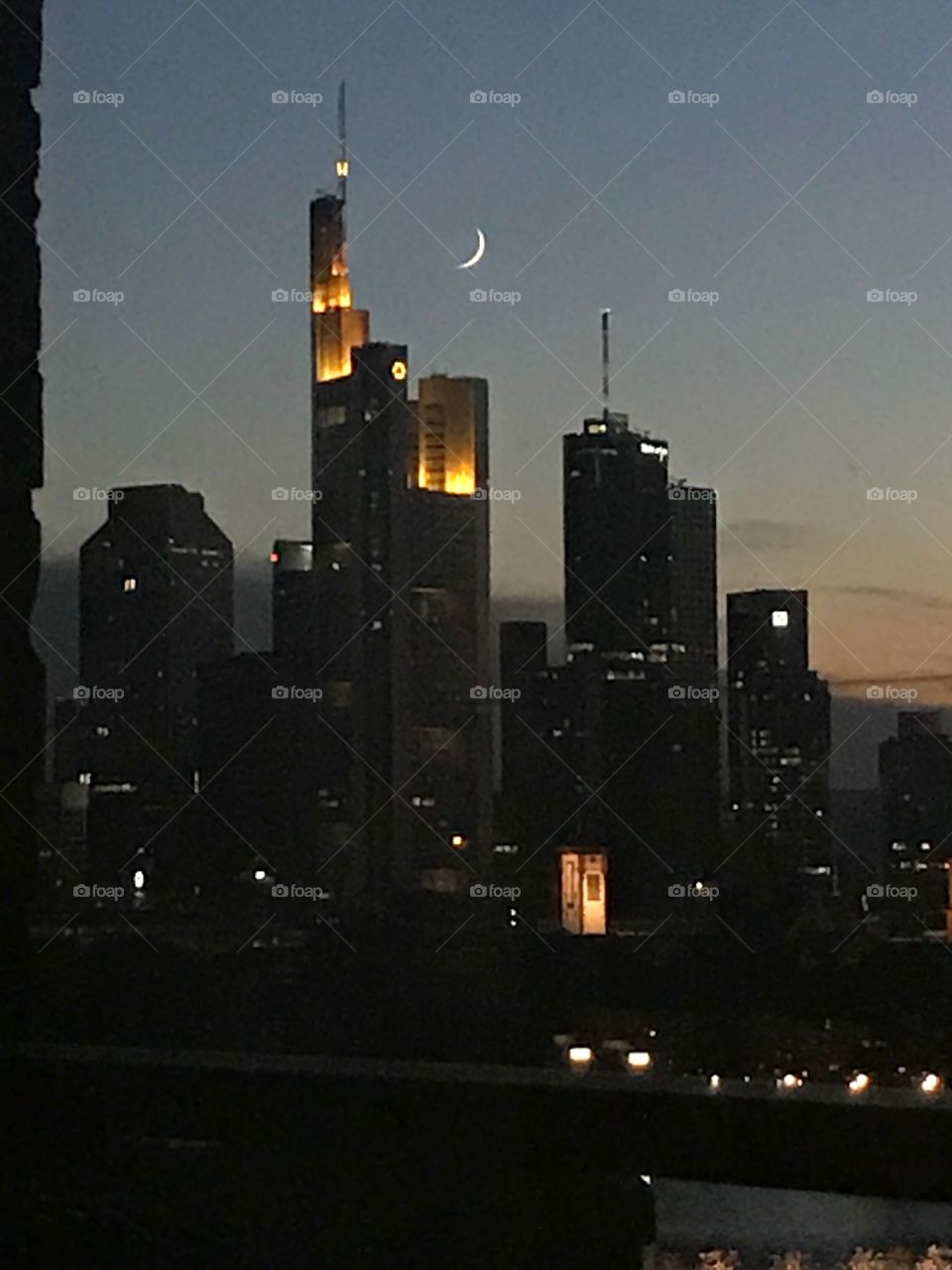 Frankfurt Mond Sonnenuntergang Skyline Sunset Licht und Schatten Aussicht Wolkenkratzer 