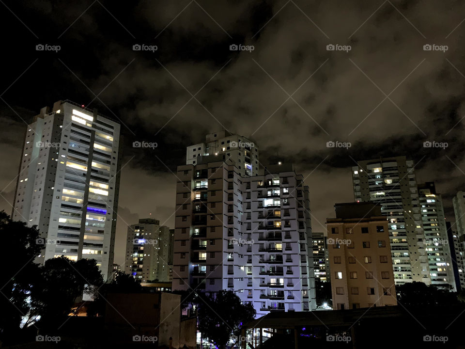 Vista noturna do bairro Saúde em São Paulo.