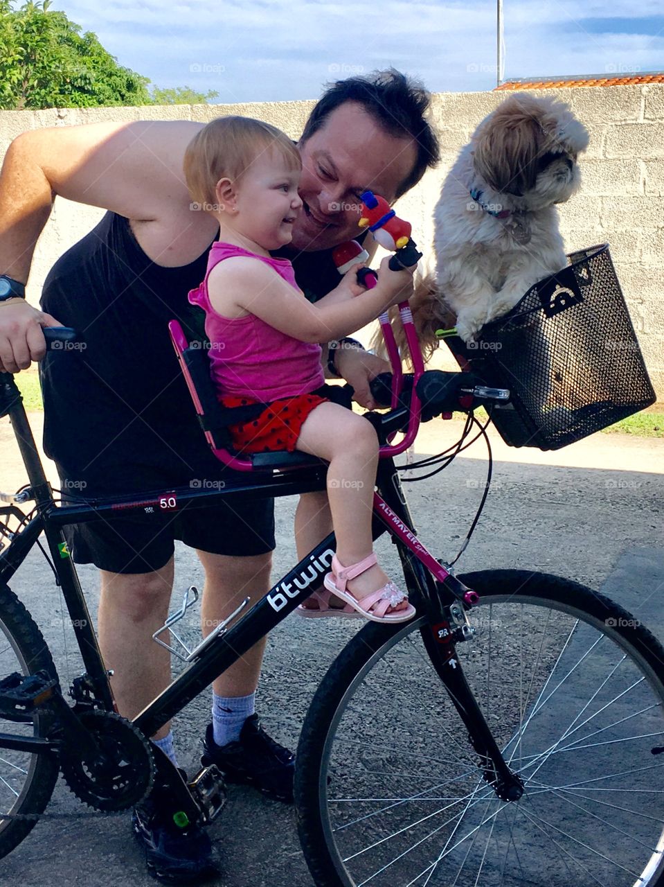 I love my bike because I ride with my daughter and my dog! / Eu amo minha bicicleta pois com ela passeio com minha filha e minha cachorrinha! 