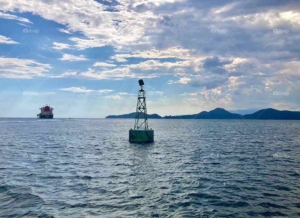 🇺🇸 In the middle of the ocean, a solitary signaling device sees the big ship sail across the Atlantic… doesn't it feel lonely? / 🇧🇷 SOLIDÃO- No meio do oceano, um solitário equipamento de sinalização vê o grande navio partir Atlântico afora… 