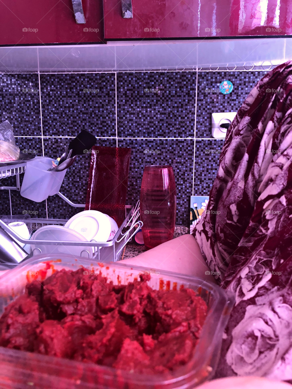 Does it not seem that The red Chili, my mom’s dress, and the dishes agreed all to coincide with today’s mission? So I decided to take a photo of them in our RED kitchen 🤪