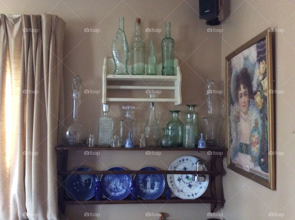 Hey all you vintage lovers out there, here is a beautiful shot of vintage bottles and plates display!