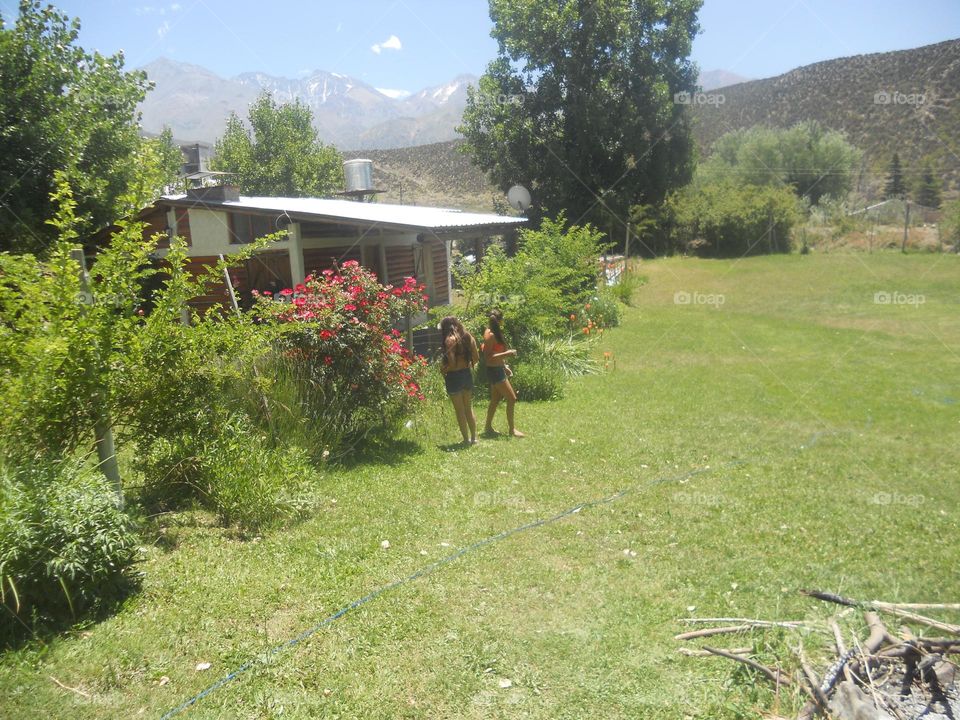 las chicas disfrutan una tarde primaveral en el campo