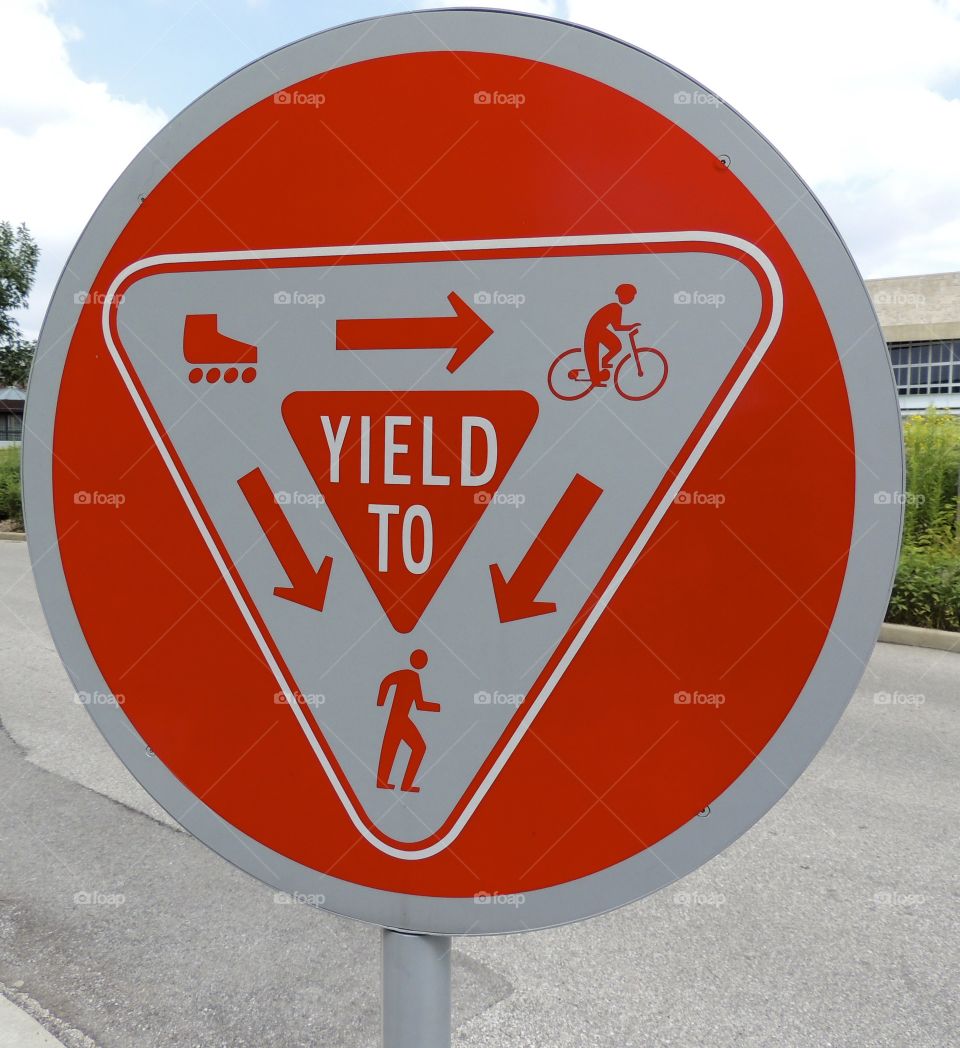 Yield to sign
