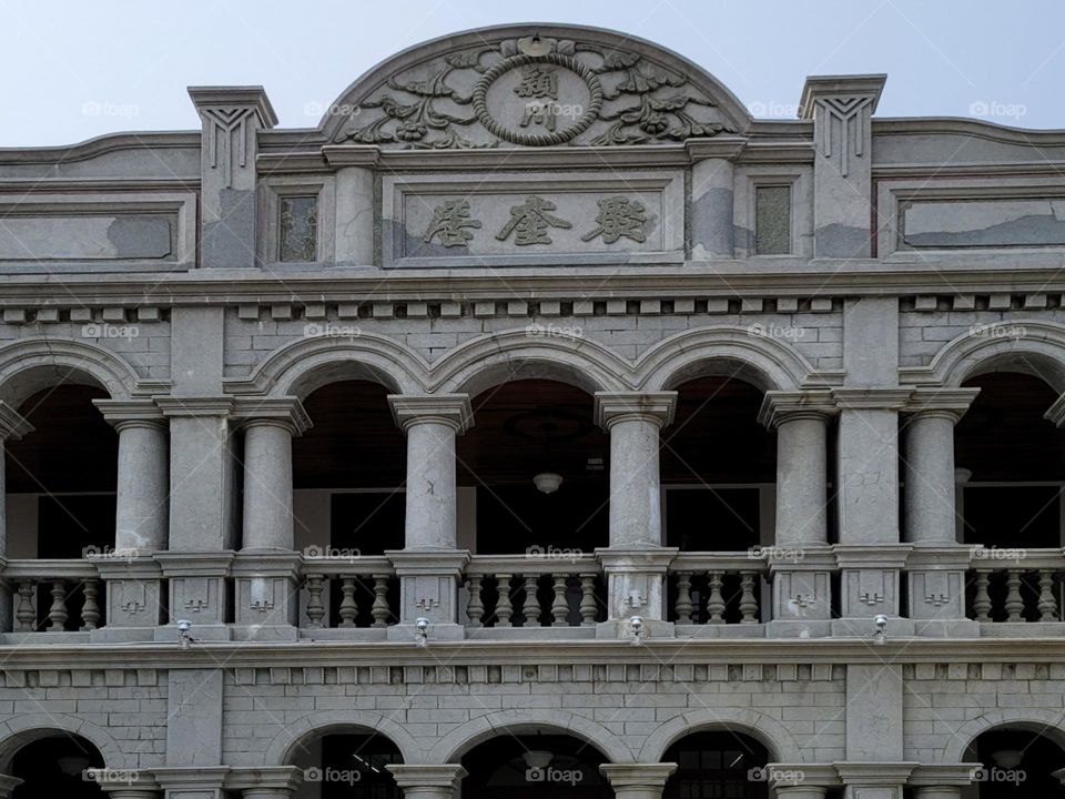 Jukui Residence is a Western-style building located in Wuri District, Taichung City, covering an area of about 400 pings. Its main body was built in 1920. The building body is a combination of imitation Baroque style and Fujian-style courtyard