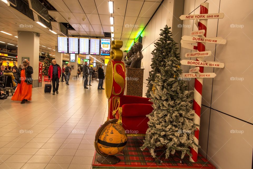 Asking santa directions on schiphol airport