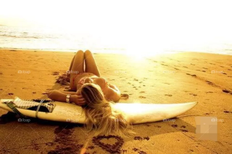 Relaxes at the beach