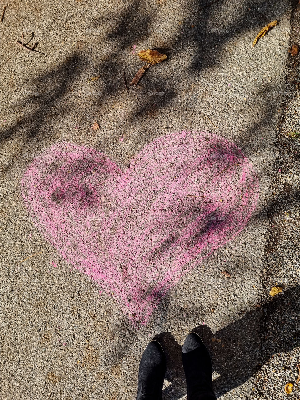 I went in a walk on a beautiful sunday and I saw a big pink heart on the pavement. That made my smile so big, I imagined helathy kids who play outside, who feel loved and safe. This made me so happy thinking they feel loved and they want to share it.