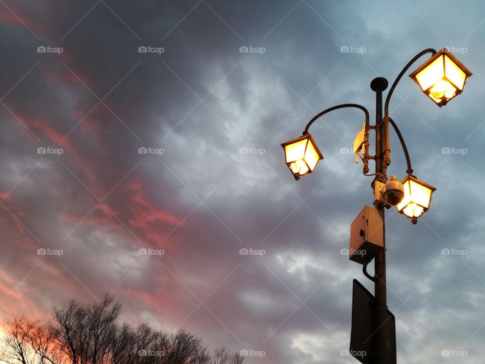 The lamppost under the sky is waiting for the coming night