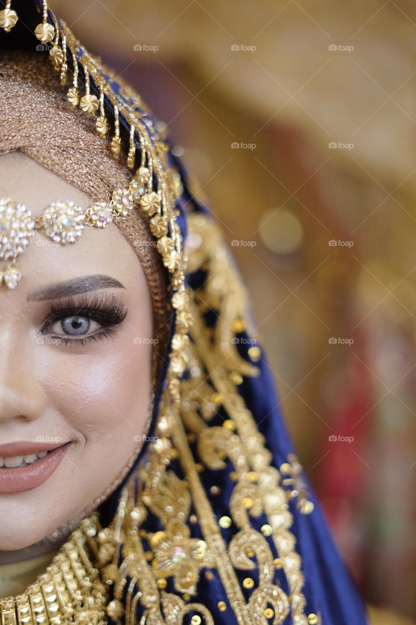 the beauty of the bride before marriage with very beautiful makeup with beautiful eyes