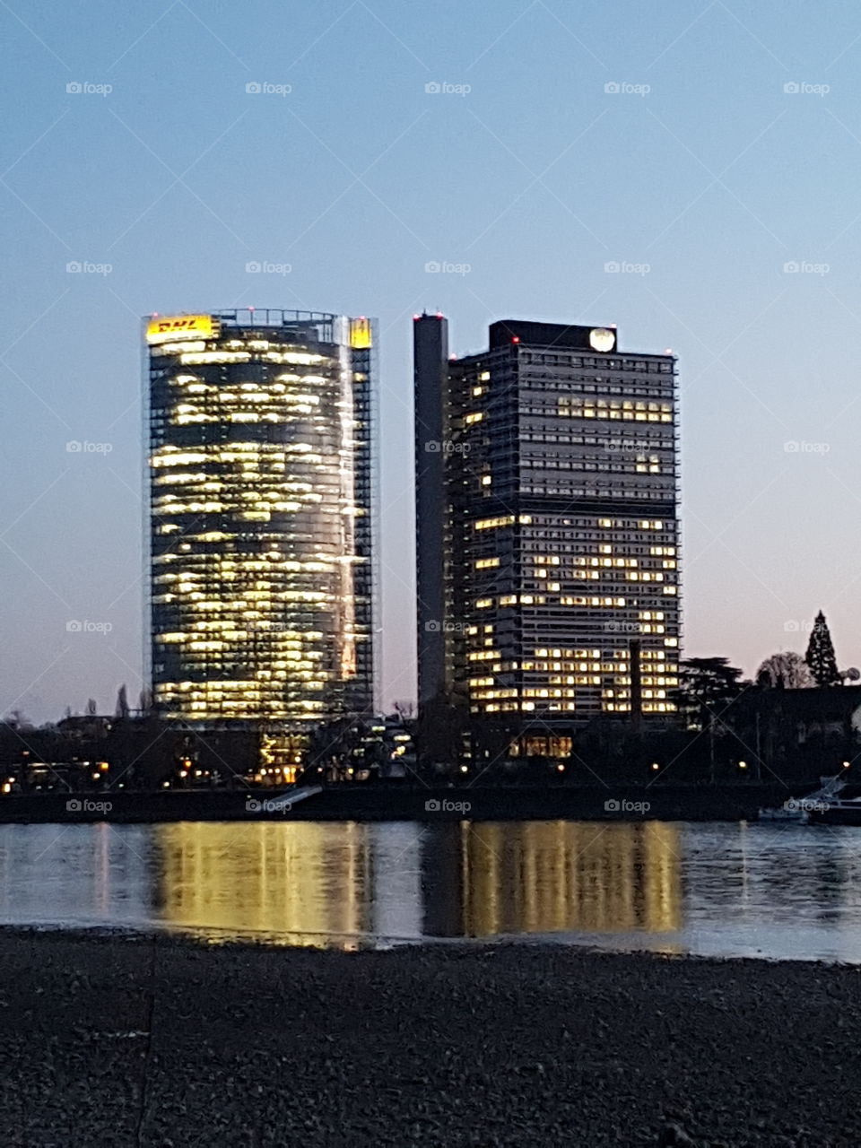 Spiegelung im Rhein Post und Telekom in Bonn