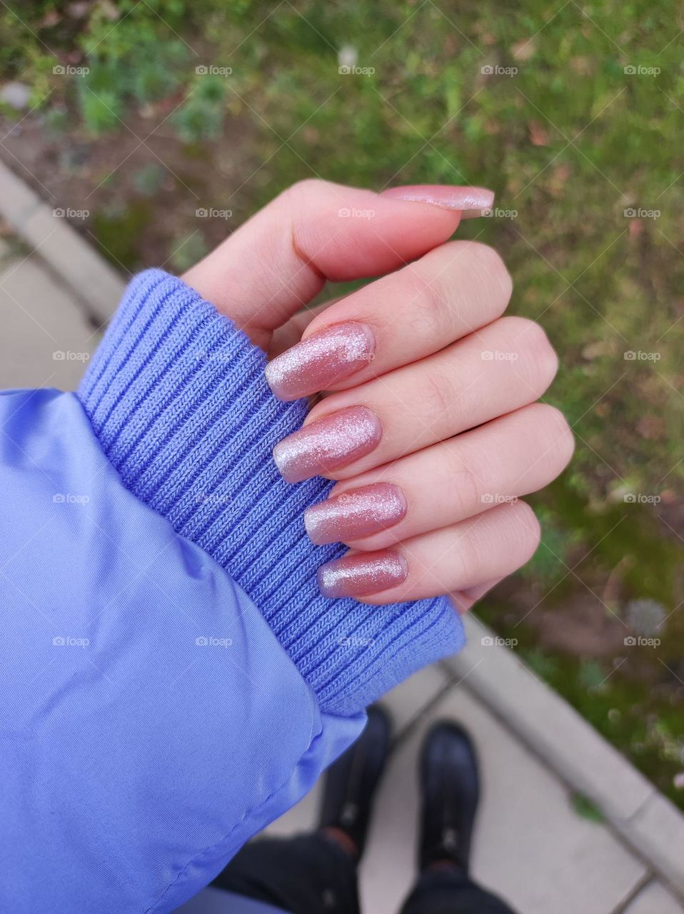 Simple glittery manicure on square nails in natural light/ Medium length nails with simple design