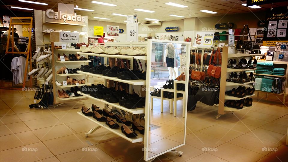 Variedades em calçados, roupas e acessórios do vestuário.