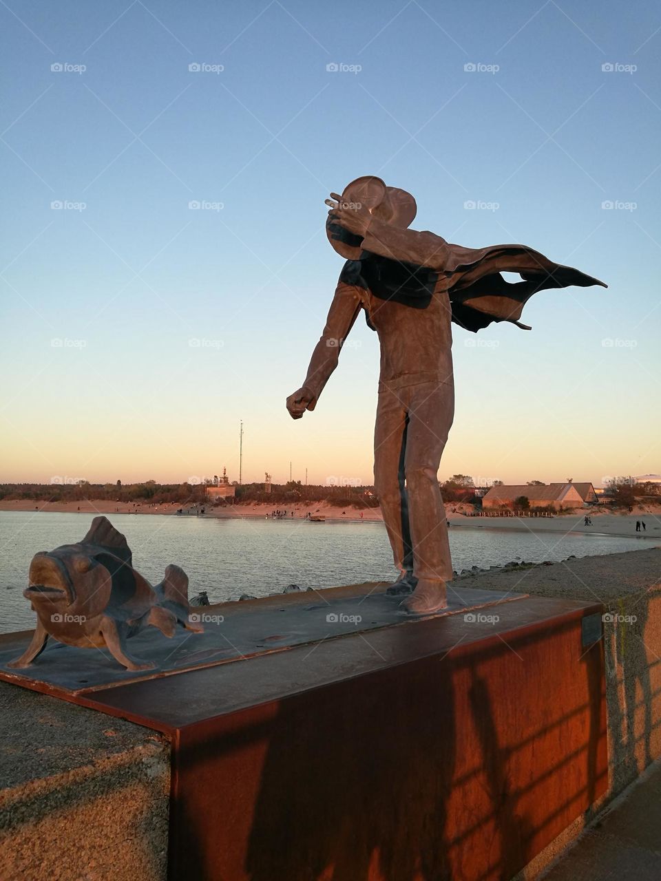 Melnragė. Žuvis. Statula.