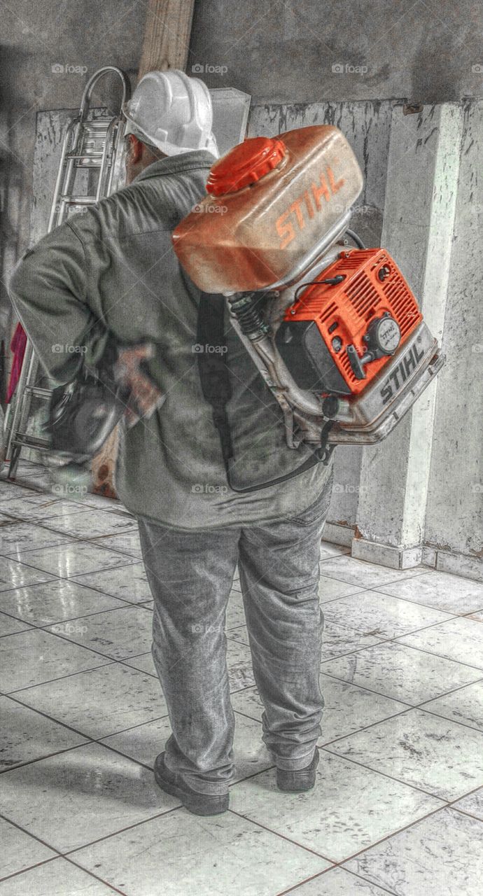 Dedetização. Homem e bomba para exterminar insetos...