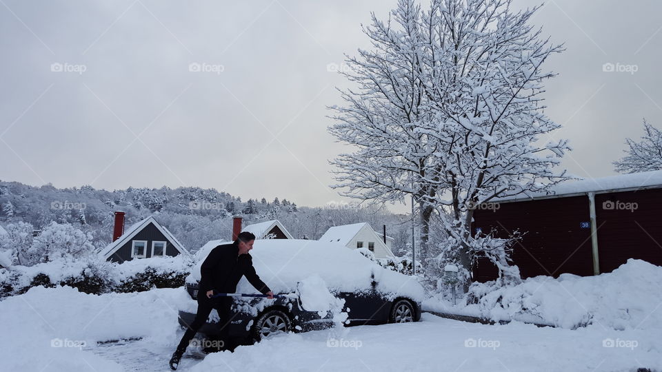 Winter - Shoveling snow around the car- skotta snö bil vinter
