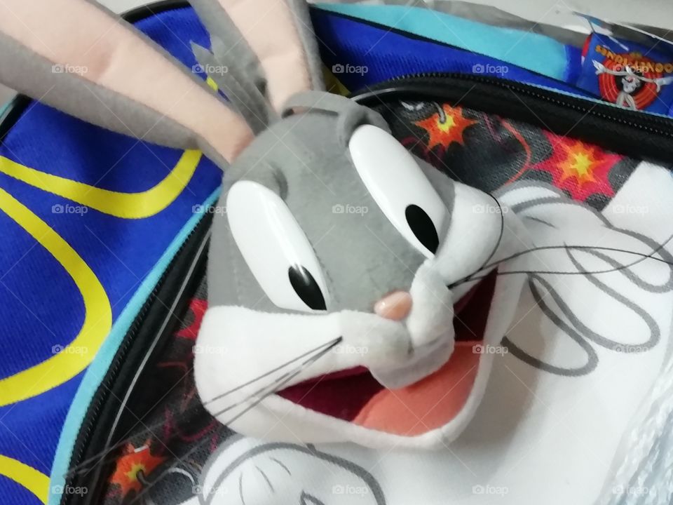 Bugs bunny cool soft toys face been attached to a kids school bag. kids are crazy about.