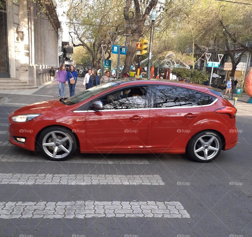 auto y ciudad