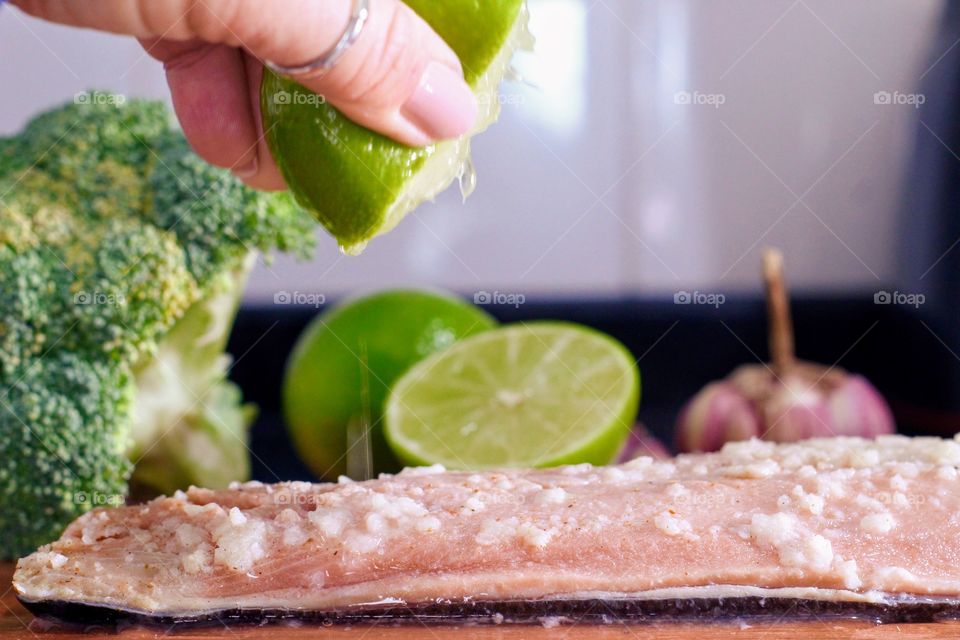 Salmon seasoned with lemon and garlic