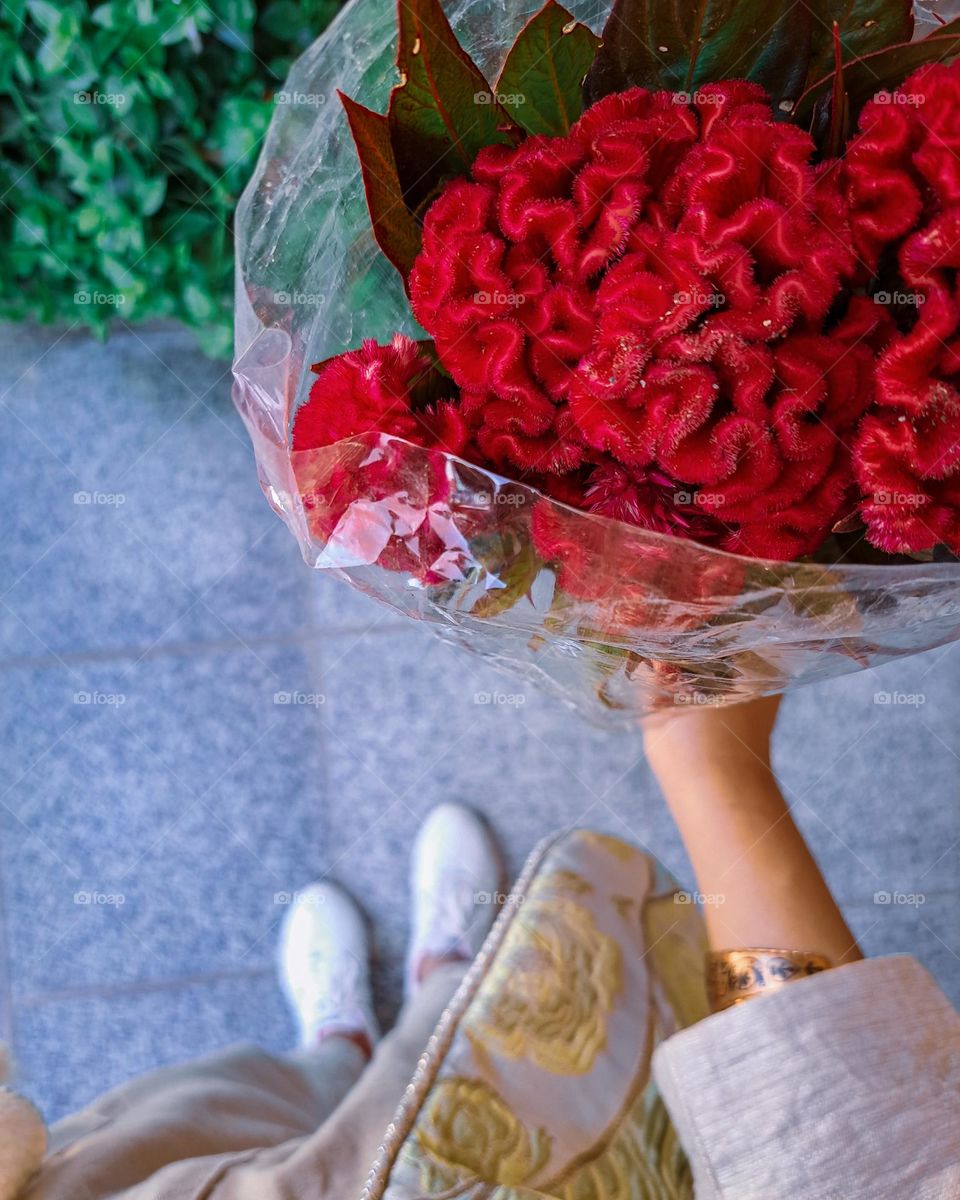 Red flowers in my hand that I got for myself🌹😍