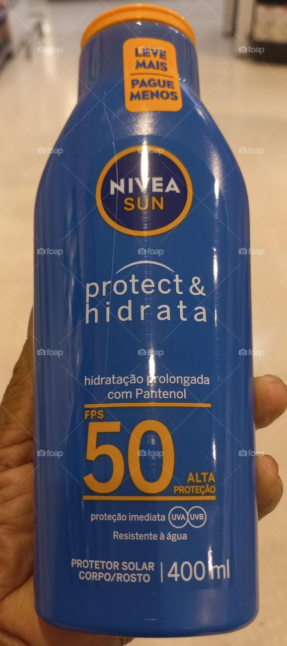 Pele bronzeada, hidratada e Protegida. PROTETOR SOLAR SOLAR NIVEA SUN protect & hidrata FPS 50. Fórmula não oleosa resistente a água. A NIVEA, trata sua pele com carinho