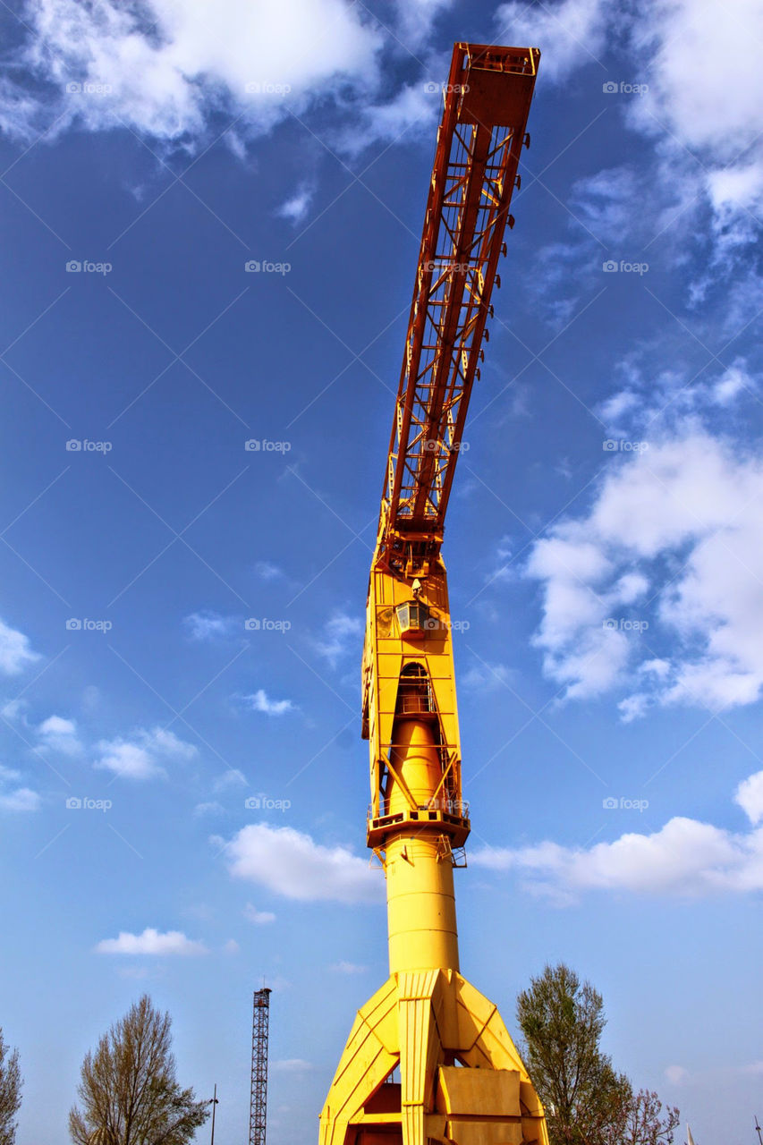 Yellow crane machine