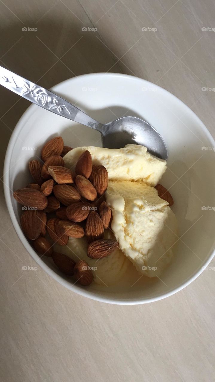 Vanilla Icecream with Raw Almonds