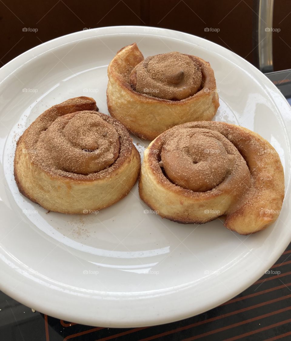 I had a dulce de leche roll (as if it were “Hungarian pie”) with cinnamon topping at Pizza Hut! / Comi um rocambole de doce de leite (como se fosse “torta húngara”) com cobertura de canela no Pizza Hut!