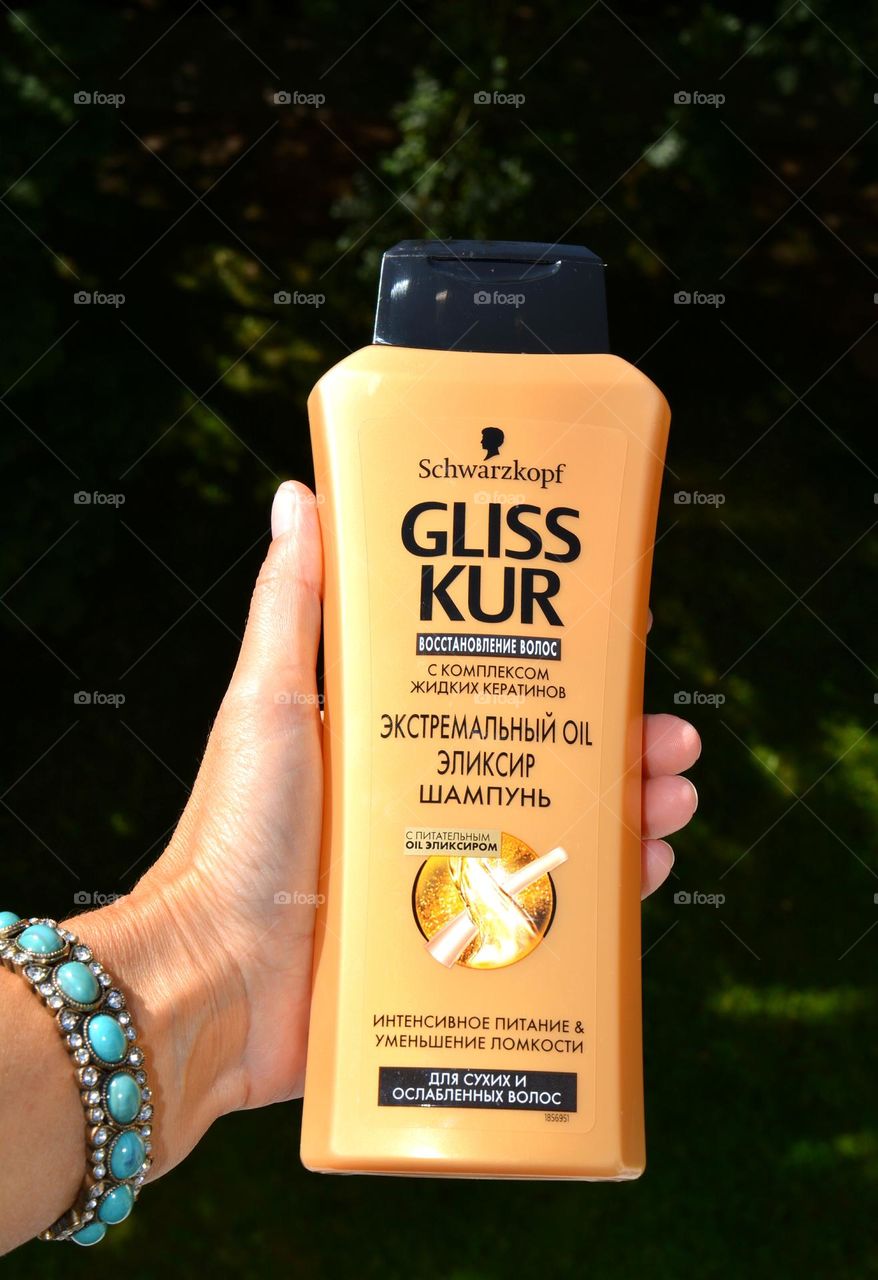 shampoo cliss kur product in the hand