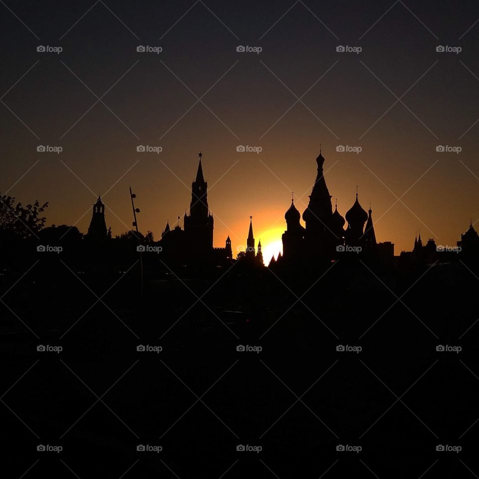 Москва. Контуры Кремля на закате. Вид со смотровой парка "Зарядье".  Moscow. Kremlin. Sunset.