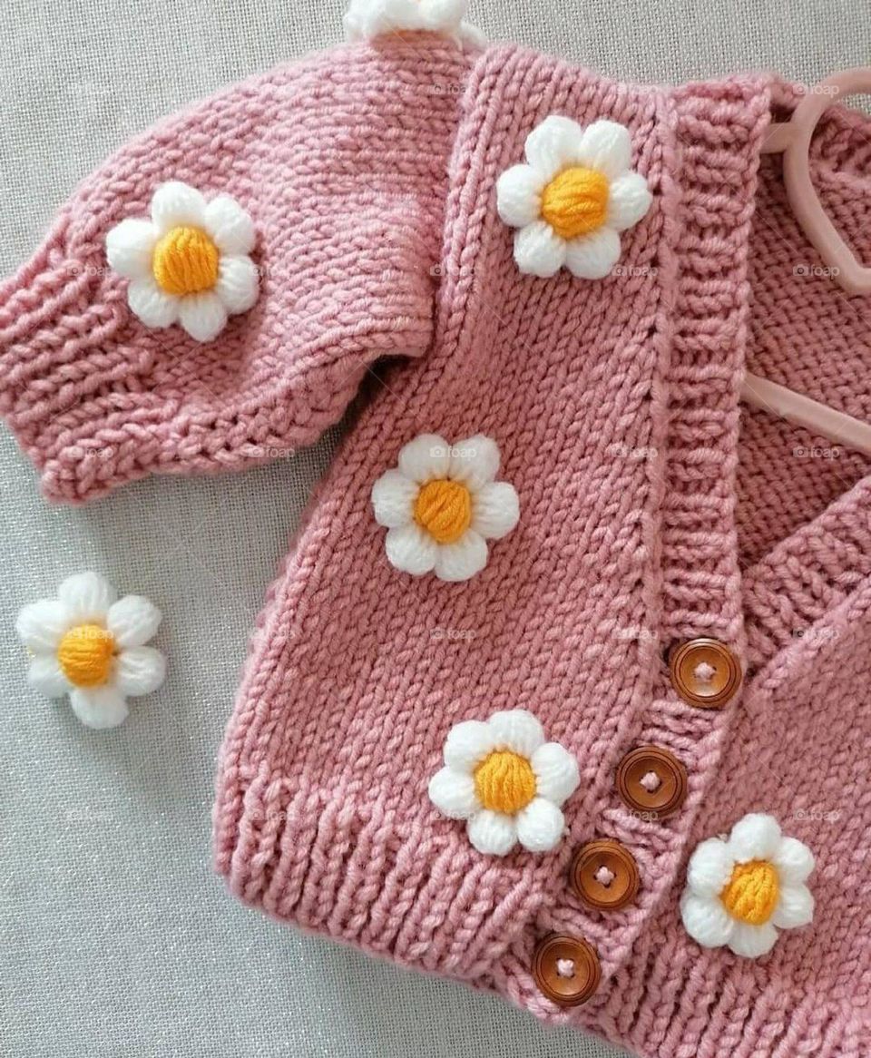 sweater
pink pullkver
light pink flower