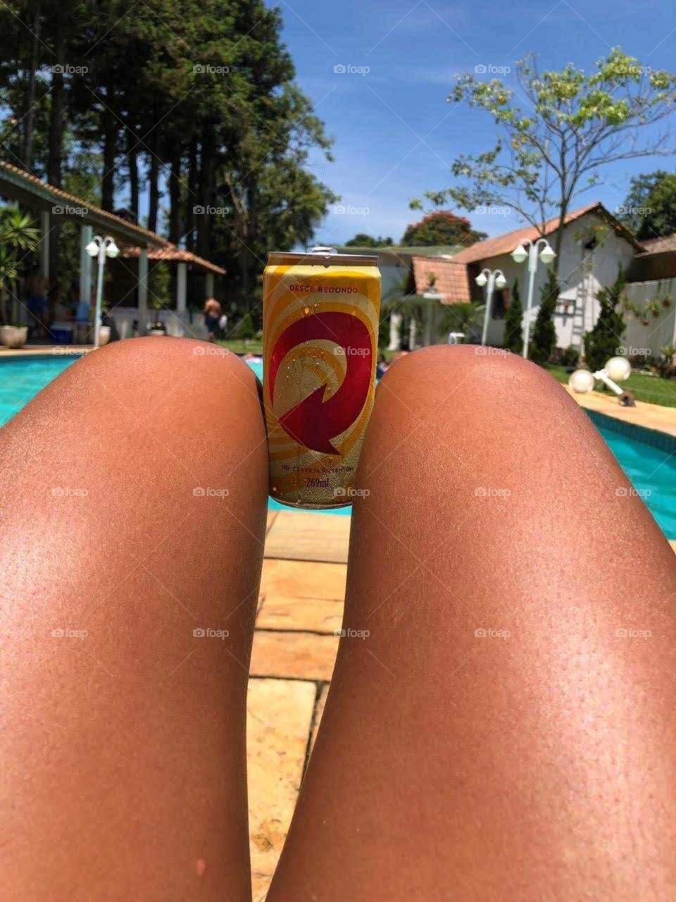 Combinação perfeita,Sol,piscina e cerveja