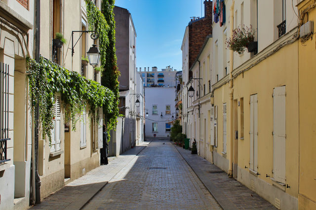 narrow street in paris france