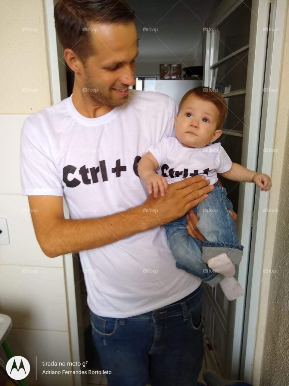 Clic famíliar registrando o momento entre pai e filho