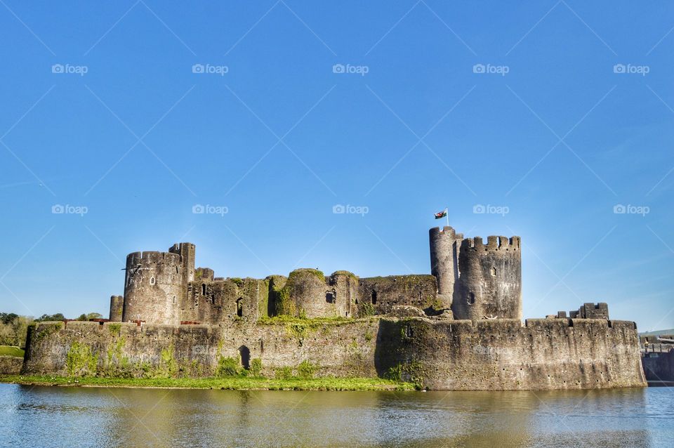 Caerphilly Castle, Cardiff - Wales. One of the largest castle in the UK! 🏰🏴󠁧󠁢󠁷󠁬󠁳󠁿