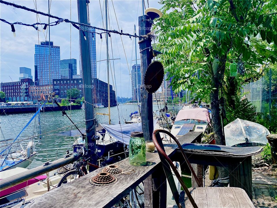 This lovely veranda has been handcrafted and built by some of the local boat people here at „Newtown Creek“ by the „Pulaski Bridge“ in LIC, Queens to serve as a venue for parties, barbecues and other meetings. 2023. Hypnotic Productions 