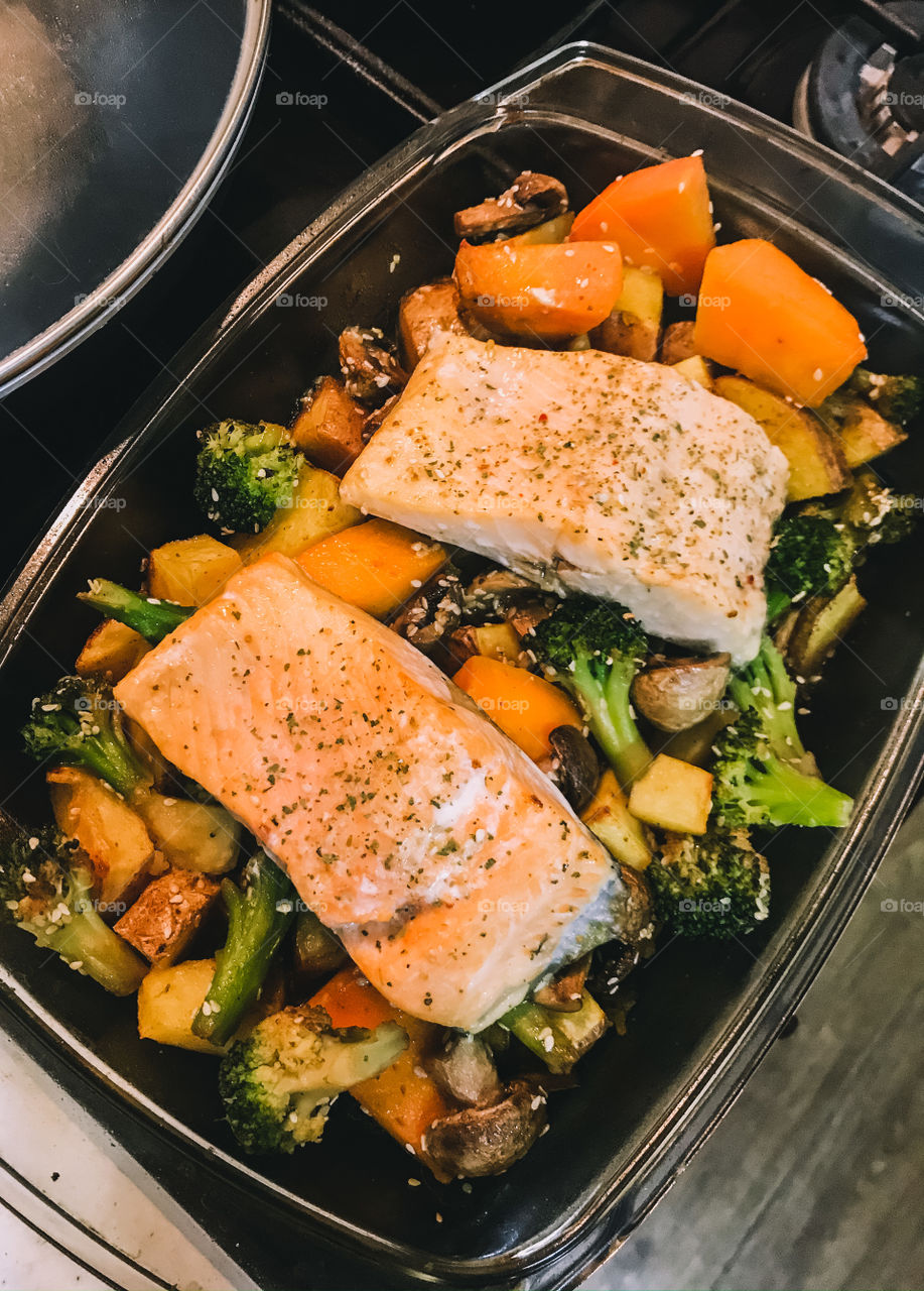 Red fish with vegetables 
