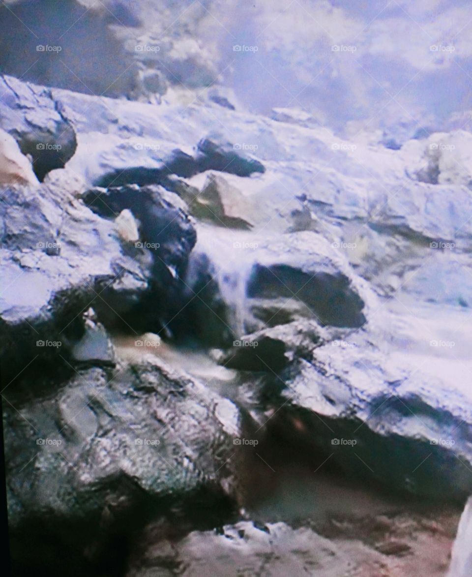 The atmosphere of the fog between the hills, there is a stream of rocks starting to dry, really impressive with the cold air