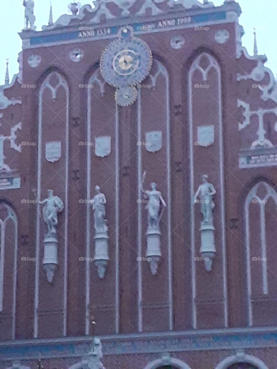 Статуи на фасаде дома Черноголовых