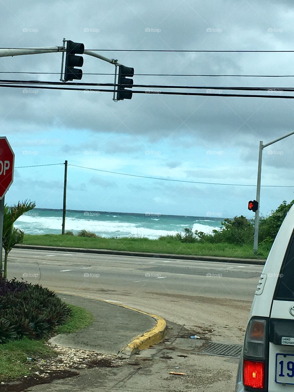 The view of Sea and Wave at traffic light
