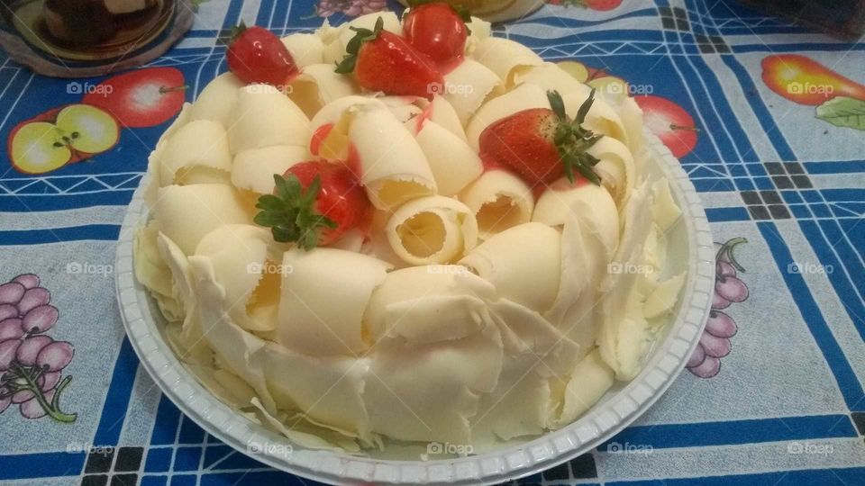 #bolo de morangos com chocolate branco
