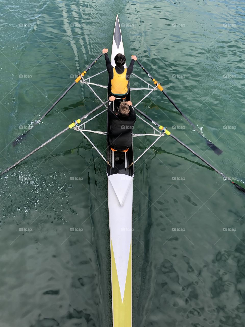 Teamwork paddle canoe