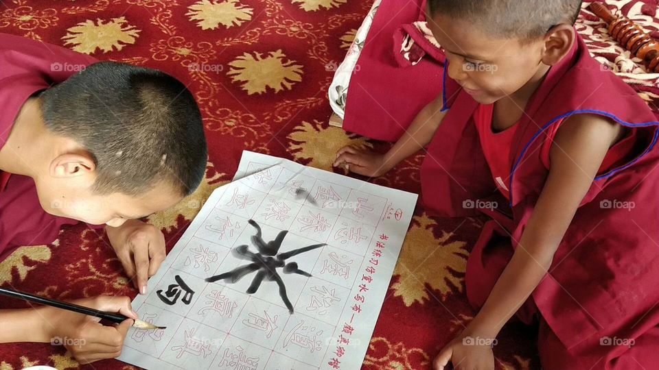 kids learning Chinese calligraphy