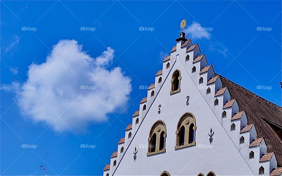 This beautiful stepped architecture is one of the medieval facades around the two main squares of the inner city of “Straubing”, “Ludwigsplatz” and “Theresienplatz” named after the royal Bavarian couple who visited in 1812. 2024. Hypnotic Productions