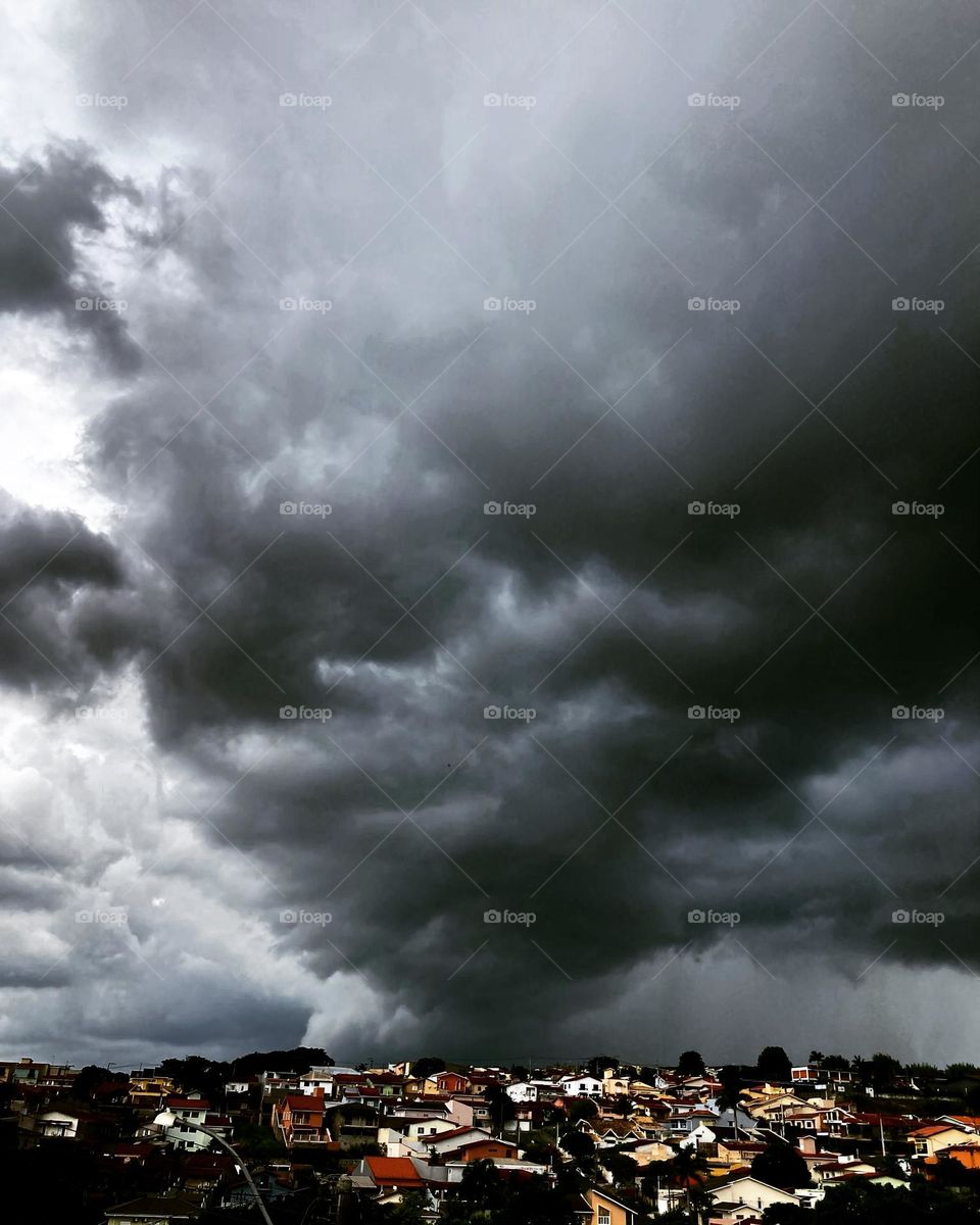 Eu não tenho dúvida: a chuva vem chegando aqui em Bragança Paulista… olhando aqui da janela, me deu essa “impressão”…